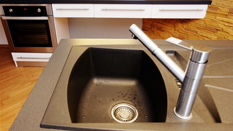 Granitový d�ez má velmi praktické vnit�ní tvar, nikde se neusazují ne�istoty