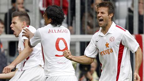 Fotbalisté Mohu�e se radují z gólu, který vst�elil Adam Szalai (vlevo)