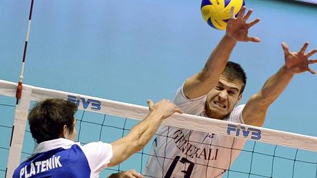 eský volejbalista Petr Pláteník smeuje v utkání proti Francii