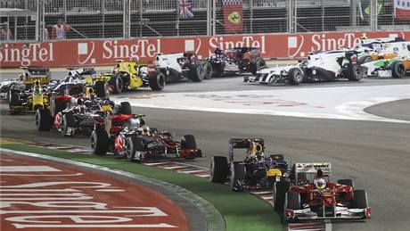 PO STARTU. Fernando Alonso vede startovní pole ve Velké cen Singapuru