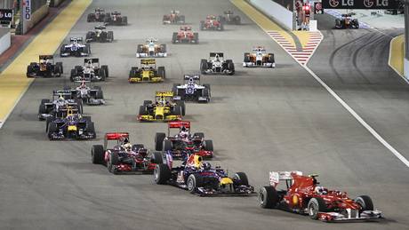 PO STARTU. Fernando Alonso vede startovní pole do první zatáky ve ve Velké cen Singapuru