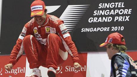 Fernando Alonso se raduje ze svého vítzství ve Velké cen Singapuru