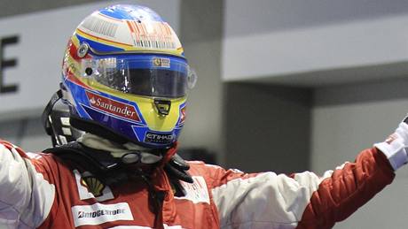 Fernando Alonso se raduje ze svého vítězství ve Velké ceně Singapuru