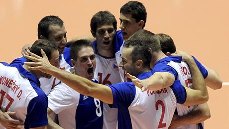 etí volejbalisté se radují z vítzství nad ínou