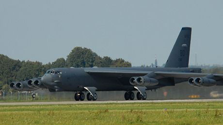 Americký bombardér na ostravském letiti.