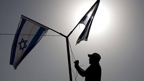 idovský osadní ví izraelskou vlajku bhem "pokládání základního kamene" dalí stavby v osad Kirjat Netafim (26. záí 2010)