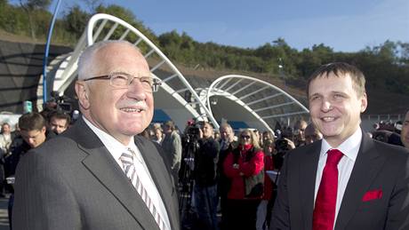 Prezident Václav Klaus a ministr dopravy Vít Bárta slavnostně otevřeli nový úsek jihozápadní části okruhu kolem Prahy. (20. září 2010)