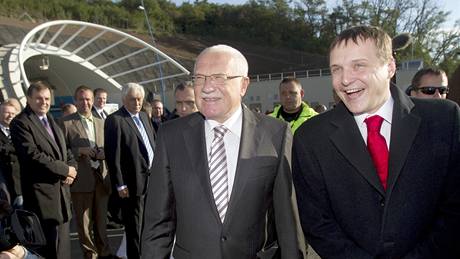 Prezident Václav Klaus a ministr dopravy Vít Bárta slavnostn oteveli nový úsek jihozápadní ásti okruhu kolem Prahy. (20. záí 2010)