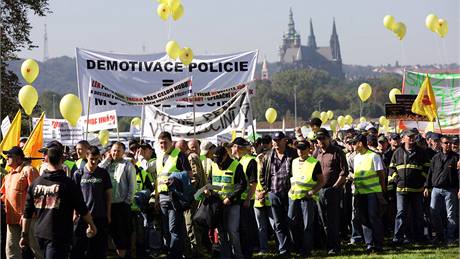 Demonstrace odborá proti vládním krtm na praské Letné. (21. záí 2010)