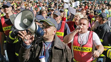 Demonstrace odborá proti vládním krtm na praské Letné. (21. záí 2010)