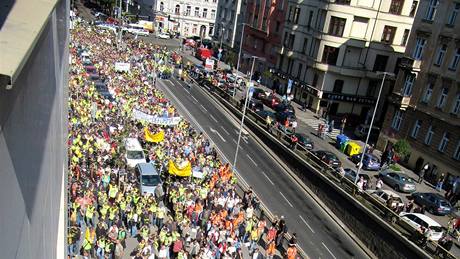 Dav demonstrujících odborá proti vládním krtm v Praze. (21. záí 2010)