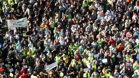 Demonstranti ped ministerstvem vnitra v Praze. (21. záí 2010)