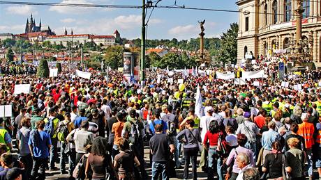 Demonstrace odbor proti vldnm krtm na Palachov nmst v Praze. (21. z 2010)