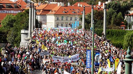 Demonstrace odborá proti vládním krtm na Palachov námstí v Praze. (21. záí 2010)