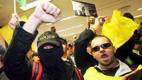 Demonstranti ve vstupn hale ministerstva vnitra v Praze. (21. z 2010)