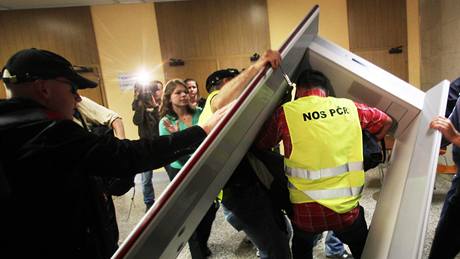 Demonstranti ve vstupn hale ministerstva vnitra povalili bezpenostn rm. (21. z 2010)