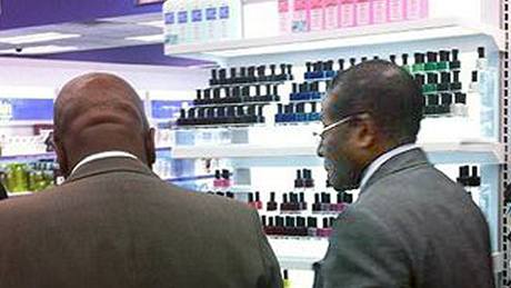 Mu� s pseudonymem Jonathan Griffin zachytil Roberta Mugabeho (vpravo) v newyorské drogerii