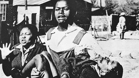 Mbuyiswa Makhubu nese posteleného dvanáctiletého Hectora Pietersona. (16. ervna 1976)