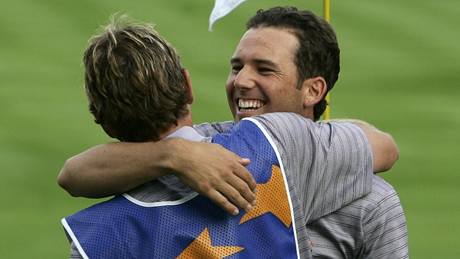 Radost ze zisku Ryder Cupu v roce 2006 - Sergio García objímá Christiana Donalda, jen byl caddym jeho spoluhráe z dvouhry a zárove vlastního bratra Luka Donalda.