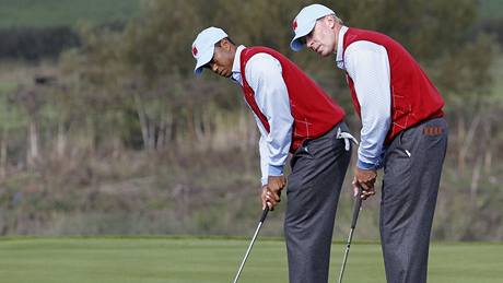 První trénink p�ed Ryder Cupem: ameri�tí hrá�i Tiger Woods (vlevo) a Steve Stricker.