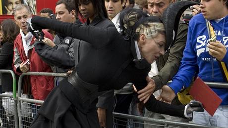 Daphne Guinnessová se neudržela na vysokých podpatcích od návrháře Alexandra McQueena