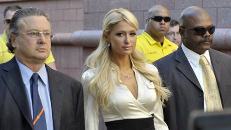Paris Hiltonová odchází od soudu, kde se piznala k drení drog