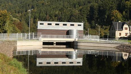 Malá vodní elektrárna na Jize�e v �elezném Brod�. Její obnova trvala dvacet let.