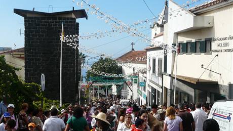 PLNÁ ULICE. Jsou tu místní, úastníci slavnosti a také turisté.