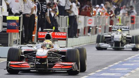 Lewis Hamilton vyjídí na trapi tréninku na Velkou cenu Singapuru. 