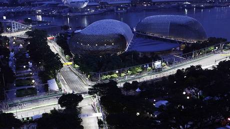 Osvtlený okruh, na nm se jezdí Velká cena Singapuru formule 1. 