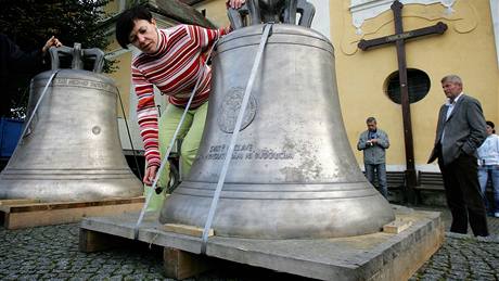 V pondlí odpoledne pivezli pracovníci zvonaství Perner z rakouského Pasova dva nové zvony pro kostel sv. Jakuba - 1300 kg váicí Vltavotýn a mení 740 kg svatý Václav.