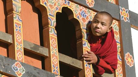 Mladý buddhistický mnich v bhútánském klátee Gante Gompa 