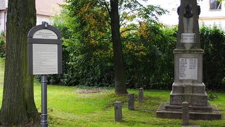 Studenetí pidali vysvtlující desku k Pomníku padlých s chybou ve jmén Stalina.