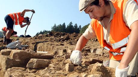 Archeologové zkoumají základy slavné zájezdní krmy Zavadilka v Bezolupech na Zlínsku.