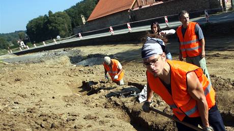 Archeologové zkoumají základy slavné zájezdní krmy Zavadilka v Bezolupech na Zlínsku.