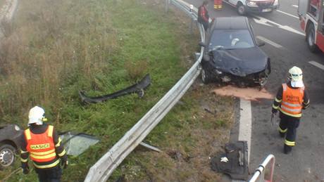 Pi váné nehod dvou osobních aut u Bezmrova na Kromísku se zranilo pt lidí.