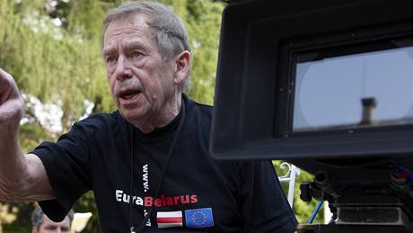 Z natá�ení filmu Odcházení � Václav Havel re�íruje.