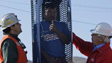 Bratr jednoho ze zasypaných horník� testuje záchrannou kabinu (26.9. 2010)