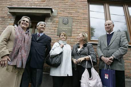 Odhalen pamtn desky na rodnm dom Jana Antonna Bai v Rybrnch v Uherskm Hraditi (na snmku vlevo Dolores Ljiljana Baa Arambasic)