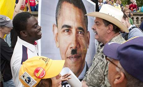 Tea Party provzej od potku vzniku rzn kontroverze. Na snmku pznivci hnut pi protestn akci ve Washingtonu (12. z 2010)