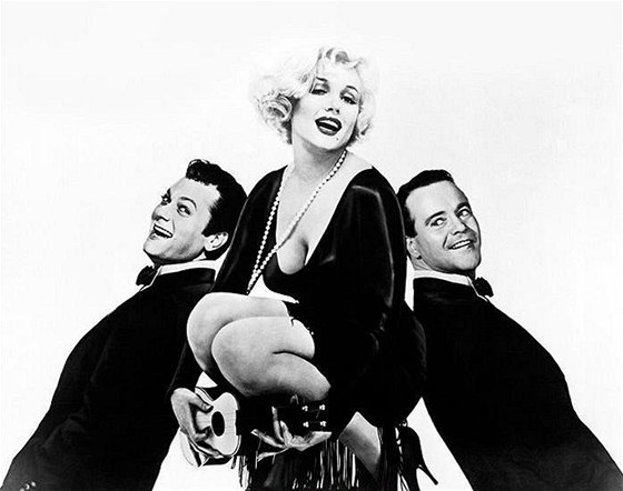 Tony Curtis (vlevo), Marilyn Monroe a Jack Lemmon pro film Nkdo to rád horké