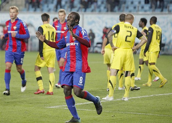 RADOST A SMUTEK Seydou Doumbia z CSKA Moskva laví gól, za ním stojícícím sparanm zbyly oi pro plá 