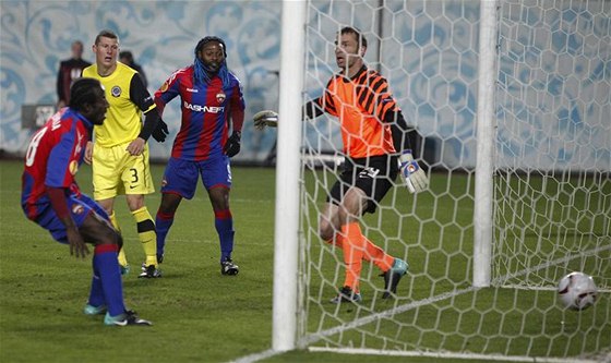 Seydou Doumbia z CSKA Moskva (vlevo) stílí první gól do sít Sparty v utkání Evropské ligy.