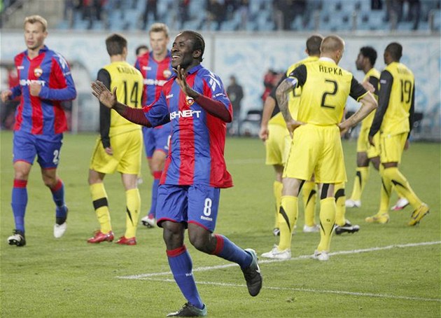 RADOST A SMUTEK Seydou Doumbia z CSKA Moskva �laví gól, za ním stojícícím spar�an�m zbyly o�i pro plá� 