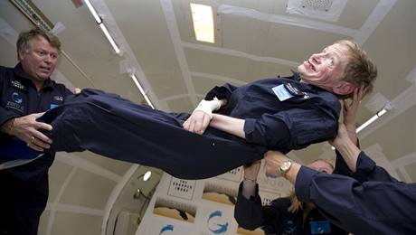 Bez vozíku. Před třemi lety si v upraveném Boeingu 727 Stephen Hawking užil stavu beztíže
