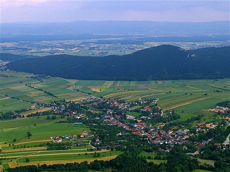Pohled zvyhldky Sky Walk na vesnici Maiersdorf
