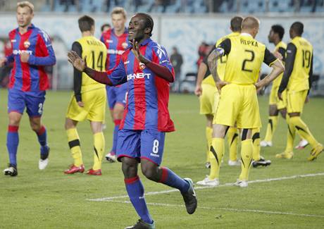 RADOST A SMUTEK Seydou Doumbia z CSKA Moskva lav gl, za nm stojccm sparanm zbyly oi pro pl 