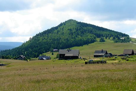 Jizersk hory. ediov hora Bukovec - pohled z osady Jizerka