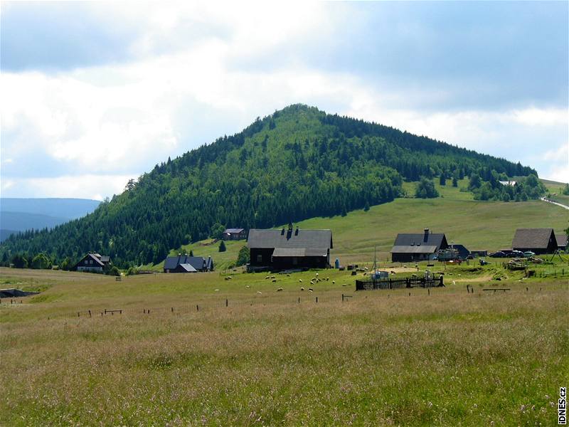 Jizerské hory. ediová hora Bukovec - pohled z osady Jizerka