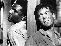 Tony Curtis a Sidney Poitier ve filmu tk v etzech (1958)